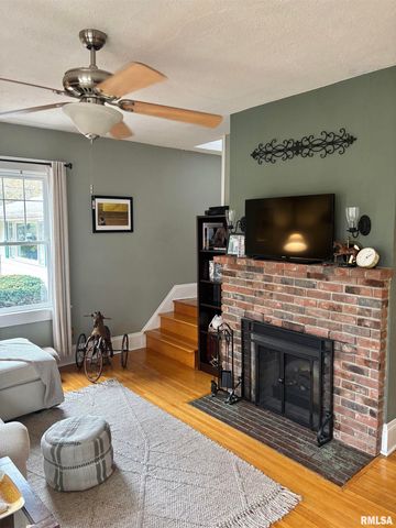 310 WOODLAND Place, Jacksonville, IL 62650