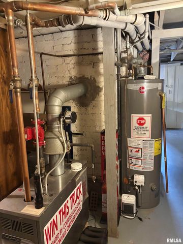 310 WOODLAND Place, Jacksonville, IL 62650