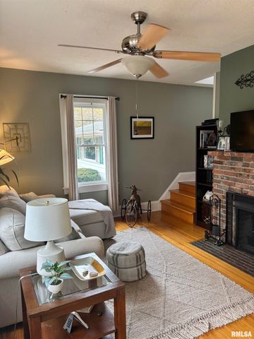 310 WOODLAND Place, Jacksonville, IL 62650