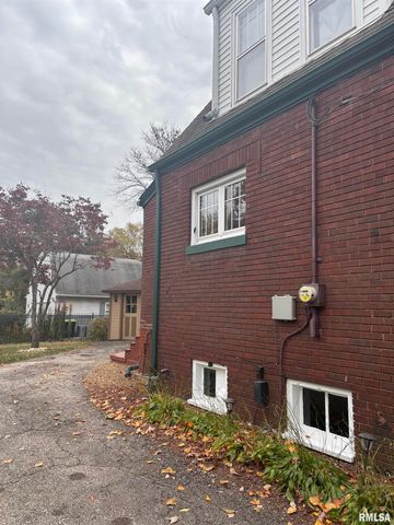 310 WOODLAND Place, Jacksonville, IL 62650