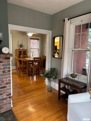 310 WOODLAND Place, Jacksonville, IL 62650