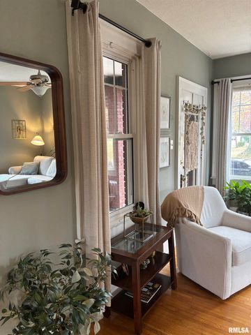 310 WOODLAND Place, Jacksonville, IL 62650