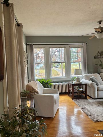 310 WOODLAND Place, Jacksonville, IL 62650