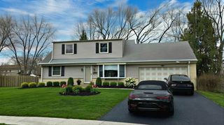 8 Greenwood Court N, Buffalo Grove, IL 60089