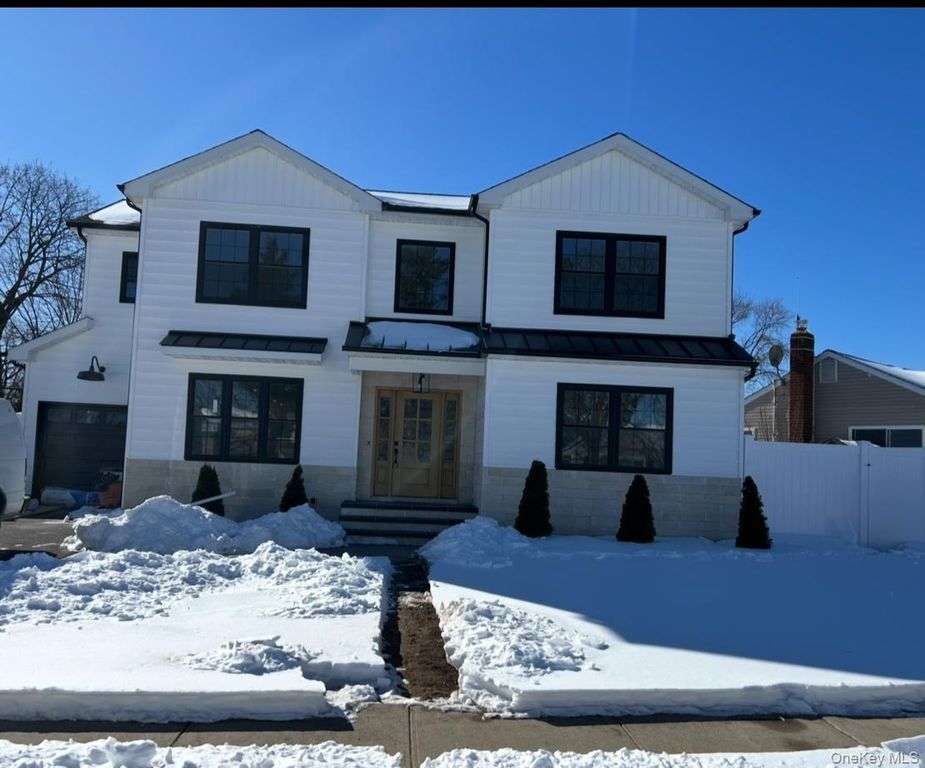 26 Essex Road, Bethpage, NY 11714