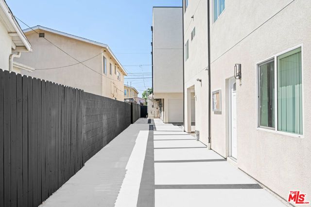 636 W 76th Street, Los Angeles, CA 90044
