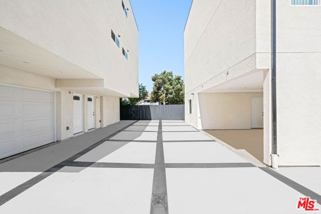 636 W 76th Street, Los Angeles, CA 90044