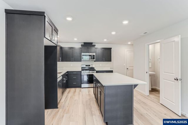 857 Sifuentez Ct, Woodburn, OR 97071