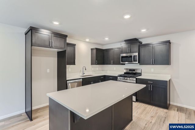 857 Sifuentez Ct, Woodburn, OR 97071