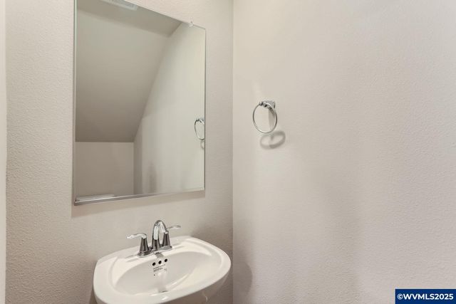 857 Sifuentez Ct, Woodburn, OR 97071