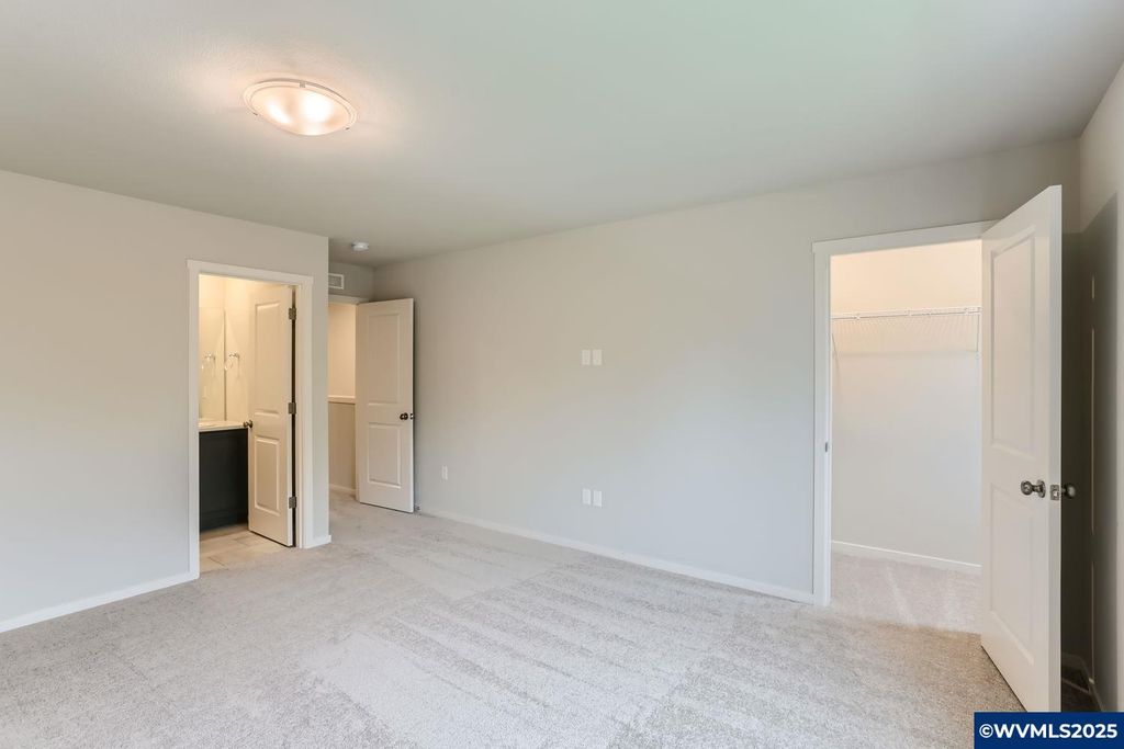 Image 10 of property listing at 857 Sifuentez Ct, Woodburn, OR 97071