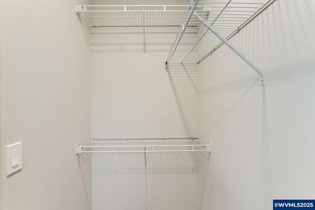 Image 12 of property listing at 857 Sifuentez Ct, Woodburn, OR 97071