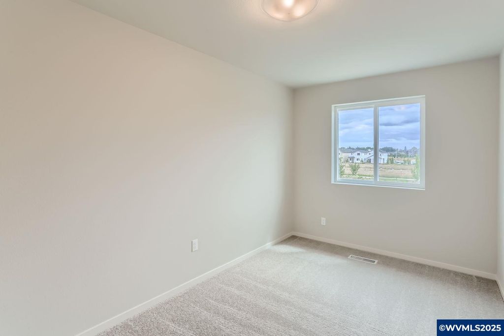 Image 13 of property listing at 857 Sifuentez Ct, Woodburn, OR 97071