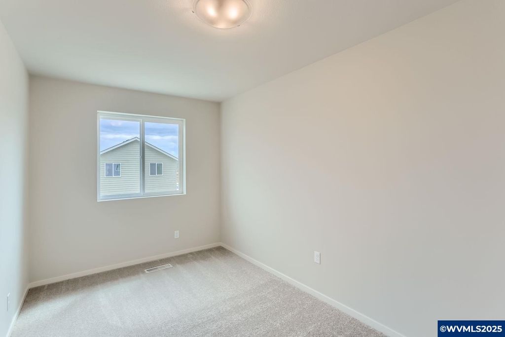 Image 14 of property listing at 857 Sifuentez Ct, Woodburn, OR 97071