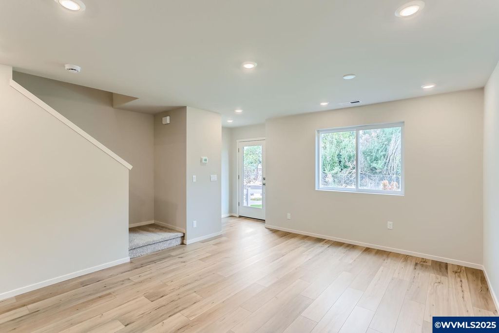 Image 2 of property listing at 857 Sifuentez Ct, Woodburn, OR 97071