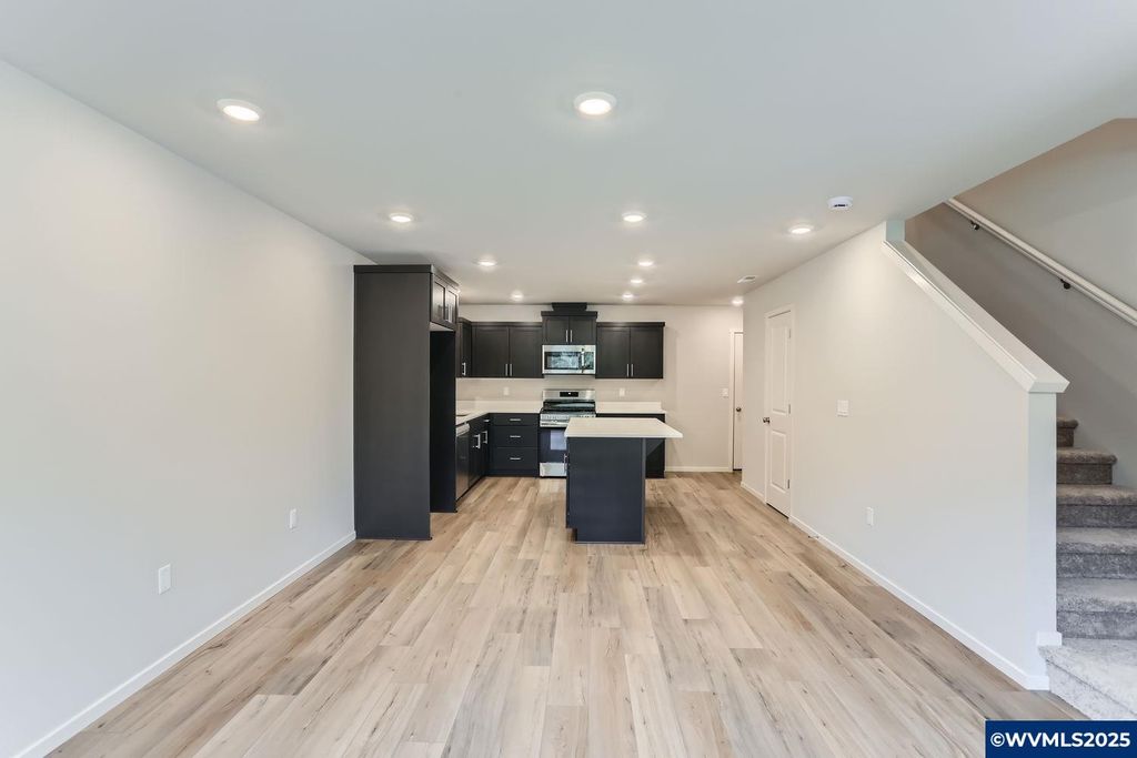 Image 4 of property listing at 857 Sifuentez Ct, Woodburn, OR 97071