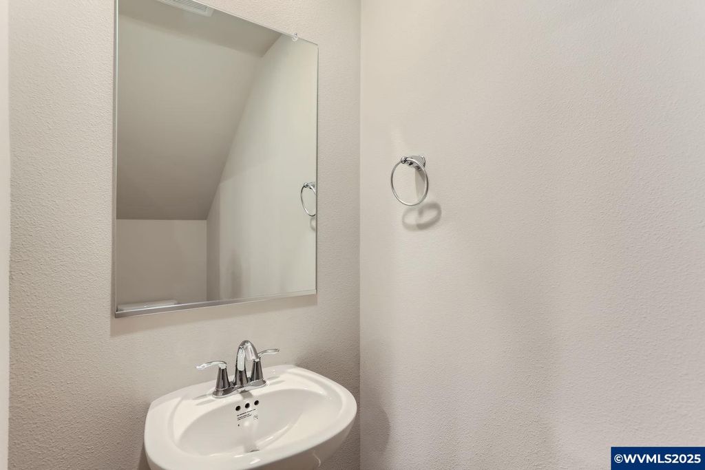 Image 8 of property listing at 857 Sifuentez Ct, Woodburn, OR 97071