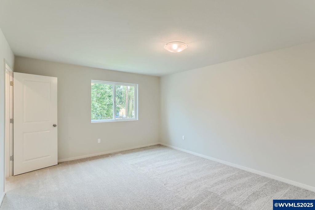 Image 9 of property listing at 857 Sifuentez Ct, Woodburn, OR 97071