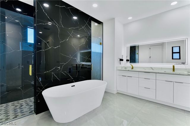 18 Nelson RD N, Cape Coral, FL 33993