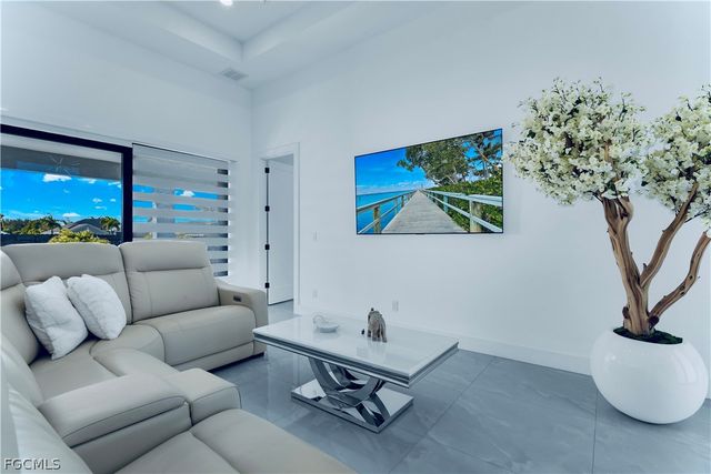 18 Nelson RD N, Cape Coral, FL 33993