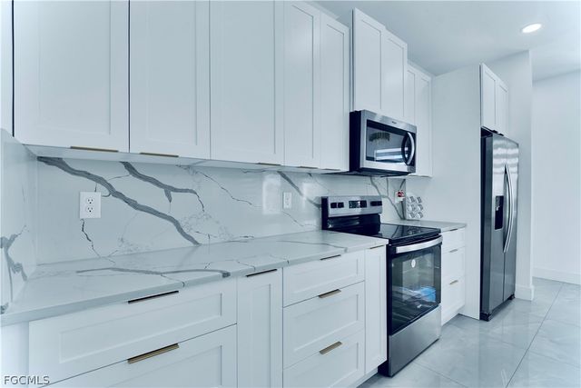 18 Nelson RD N, Cape Coral, FL 33993