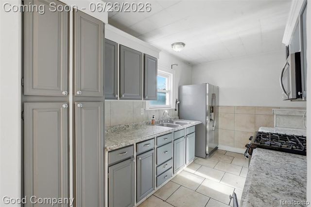 520 E Muir Avenue, Hazel Park, MI 48030
