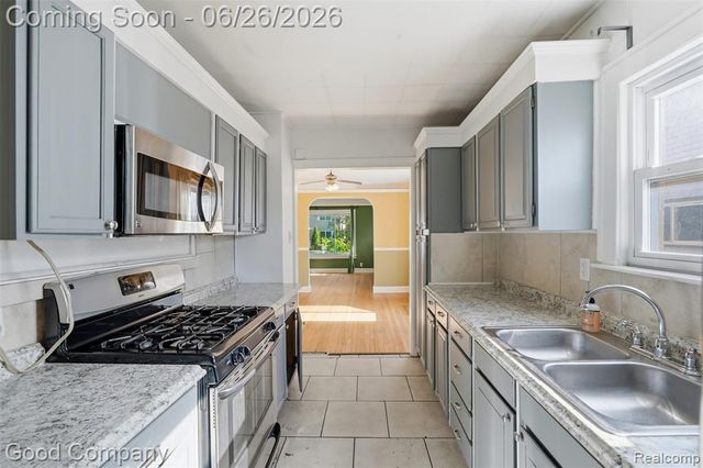 520 E Muir Avenue, Hazel Park, MI 48030