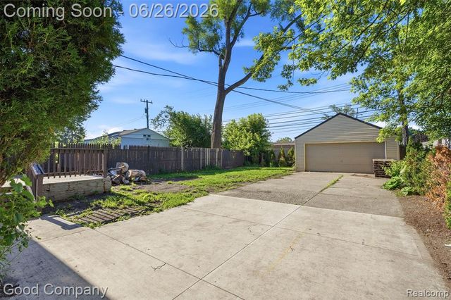 520 E Muir Avenue, Hazel Park, MI 48030