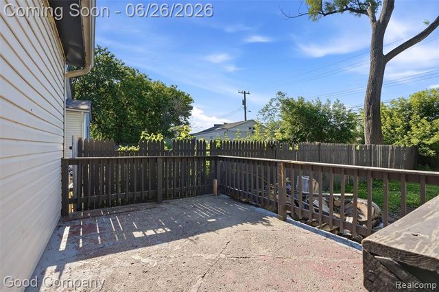 520 E Muir Avenue, Hazel Park, MI 48030