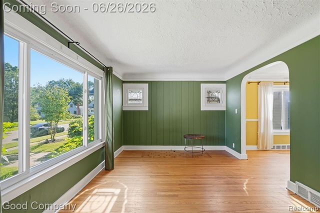 520 E Muir Avenue, Hazel Park, MI 48030