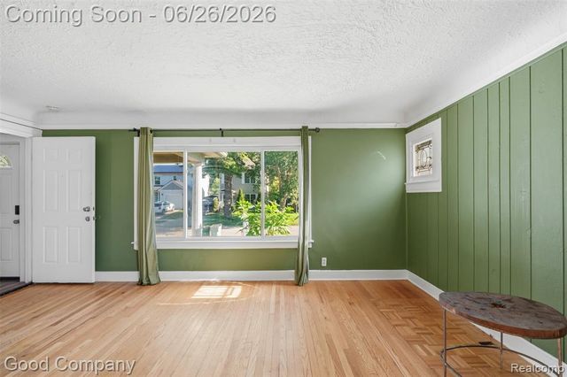 520 E Muir Avenue, Hazel Park, MI 48030