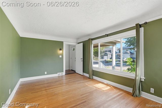 520 E Muir Avenue, Hazel Park, MI 48030