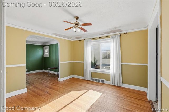 520 E Muir Avenue, Hazel Park, MI 48030