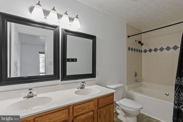 19 TIE RUN RD, Martinsburg, WV 25405