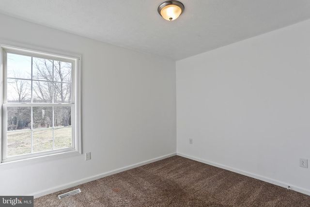 19 TIE RUN RD, Martinsburg, WV 25405