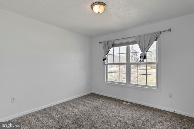 19 TIE RUN RD, Martinsburg, WV 25405
