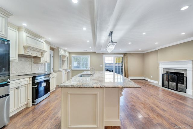 20 Sagamore Way S, Jericho, NY 11753