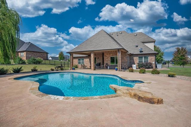 1582 High Ridge Drive, Blanchard, OK 73010
