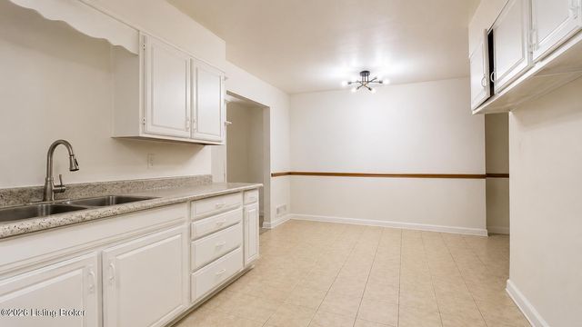 2202 Thistledawn Dr, Louisville, KY 40216
