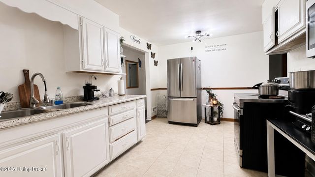 2202 Thistledawn Dr, Louisville, KY 40216