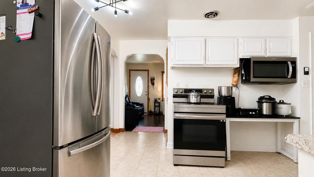 2202 Thistledawn Dr, Louisville, KY 40216