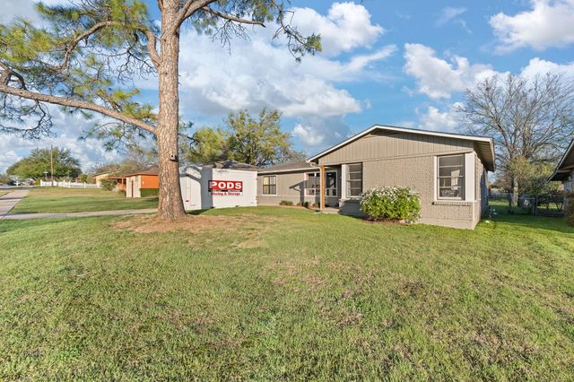 1116 Poindexter Avenue, Cleburne, TX 76033