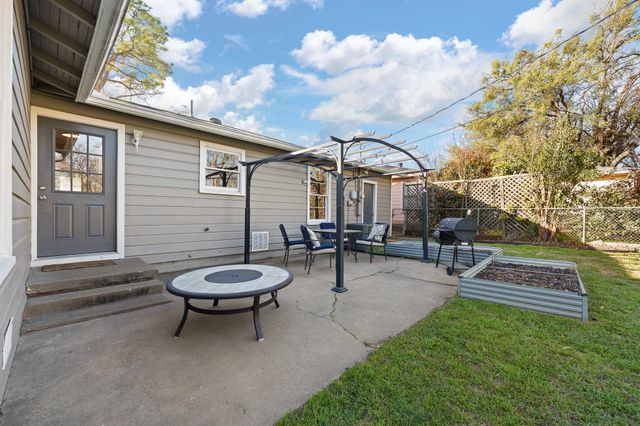 1116 Poindexter Avenue, Cleburne, TX 76033