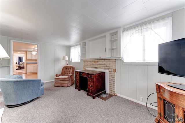 2190 W Maple Avenue, Flint, MI 48507