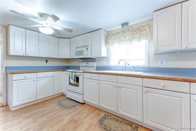 2190 W Maple Avenue, Flint, MI 48507