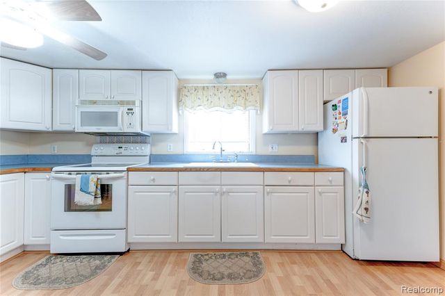 2190 W Maple Avenue, Flint, MI 48507