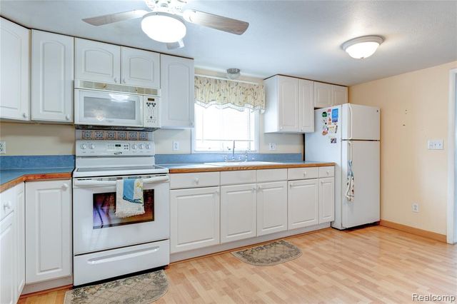 2190 W Maple Avenue, Flint, MI 48507