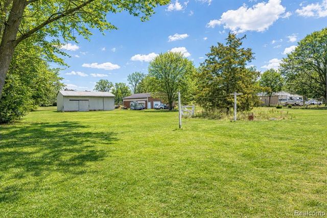 2190 W Maple Avenue, Flint, MI 48507