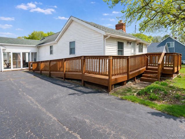 2190 W Maple Avenue, Flint, MI 48507