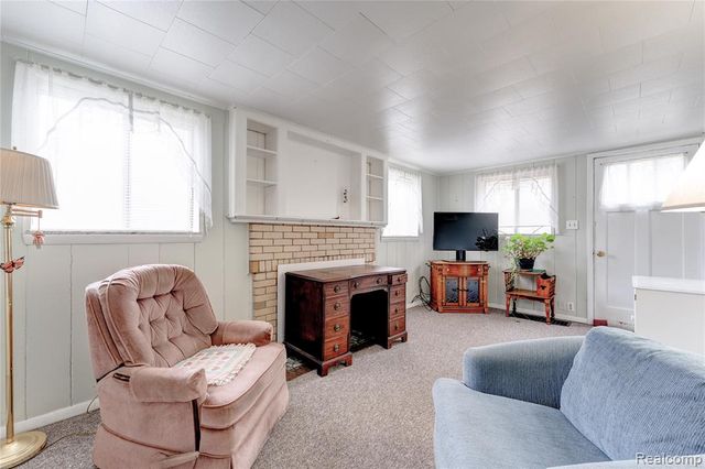 2190 W Maple Avenue, Flint, MI 48507